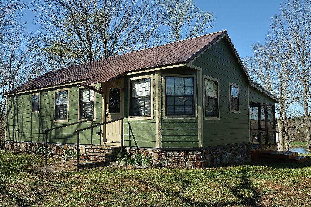 CREEK BEND CABINS ARE IN MENA, AR,  MANY TRAILS ACCESSIBLE FROM THE PROPERTY!!