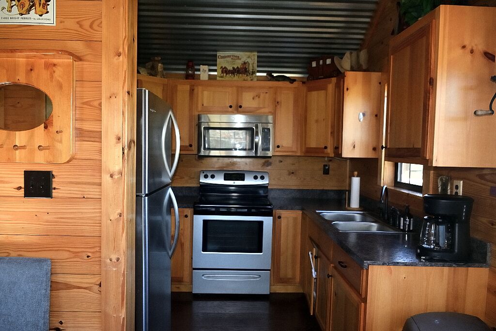 CREEK BEND CABINS ARE IN MENA, AR,  MANY TRAILS ACCESSIBLE FROM THE PROPERTY!!