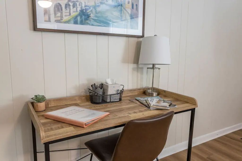 Spacious 2 bdrm home near the lake w/ big backyard 