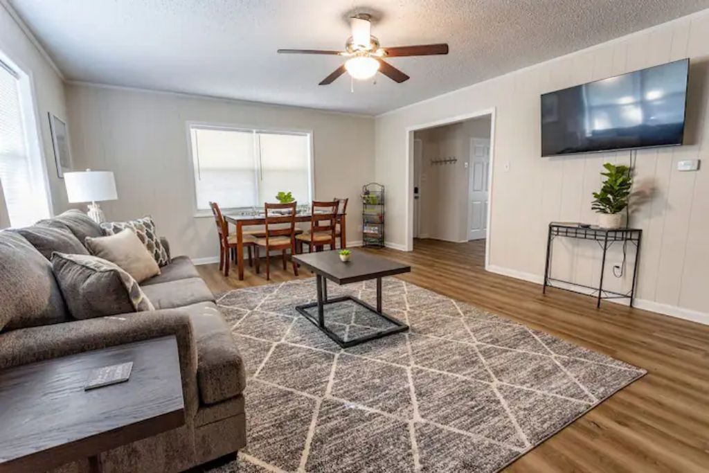 Spacious 2 bdrm home near the lake w/ big backyard 