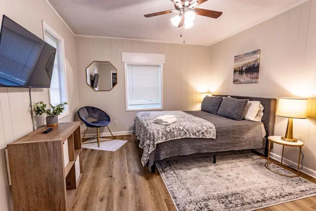 Spacious 2 bdrm home near the lake w/ big backyard 