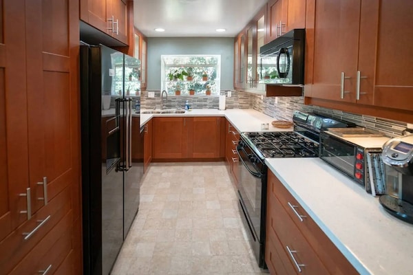 Geladeira, micro-ondas, fogão, cooktop