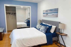 2 habitaciones, escritorio y tabla de planchar con plancha