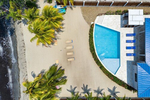 5 Bedroom Beachfront Villa w/ Large Pool & Staff