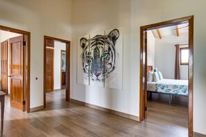 5 chambres, coffres-forts dans les chambres, fer et planche à repasser