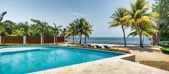 5 Bedroom Beachfront Villa w/ Large Pool & Staff