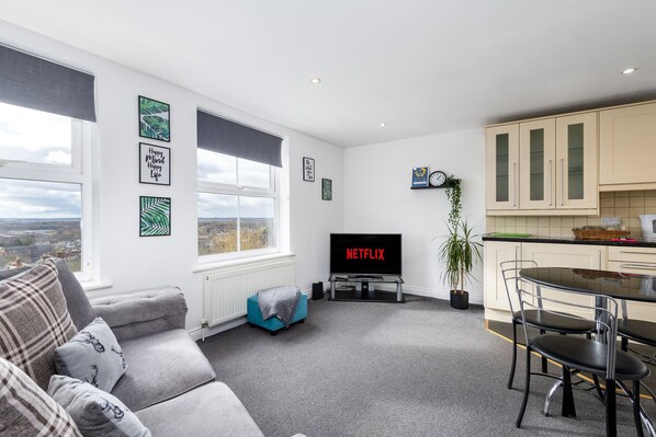 Apartment, Ensuite, City View (First floor Apartment) | Lounge