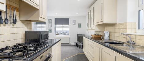 Apartment, Ensuite, City View (First floor Apartment) | Shared kitchen
