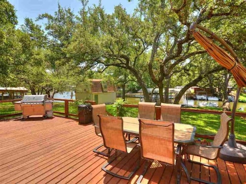 Family and pet friendly lake house on a quiet cove on Lake LBJ