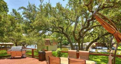 Family and pet friendly lake house on a quiet cove on Lake LBJ