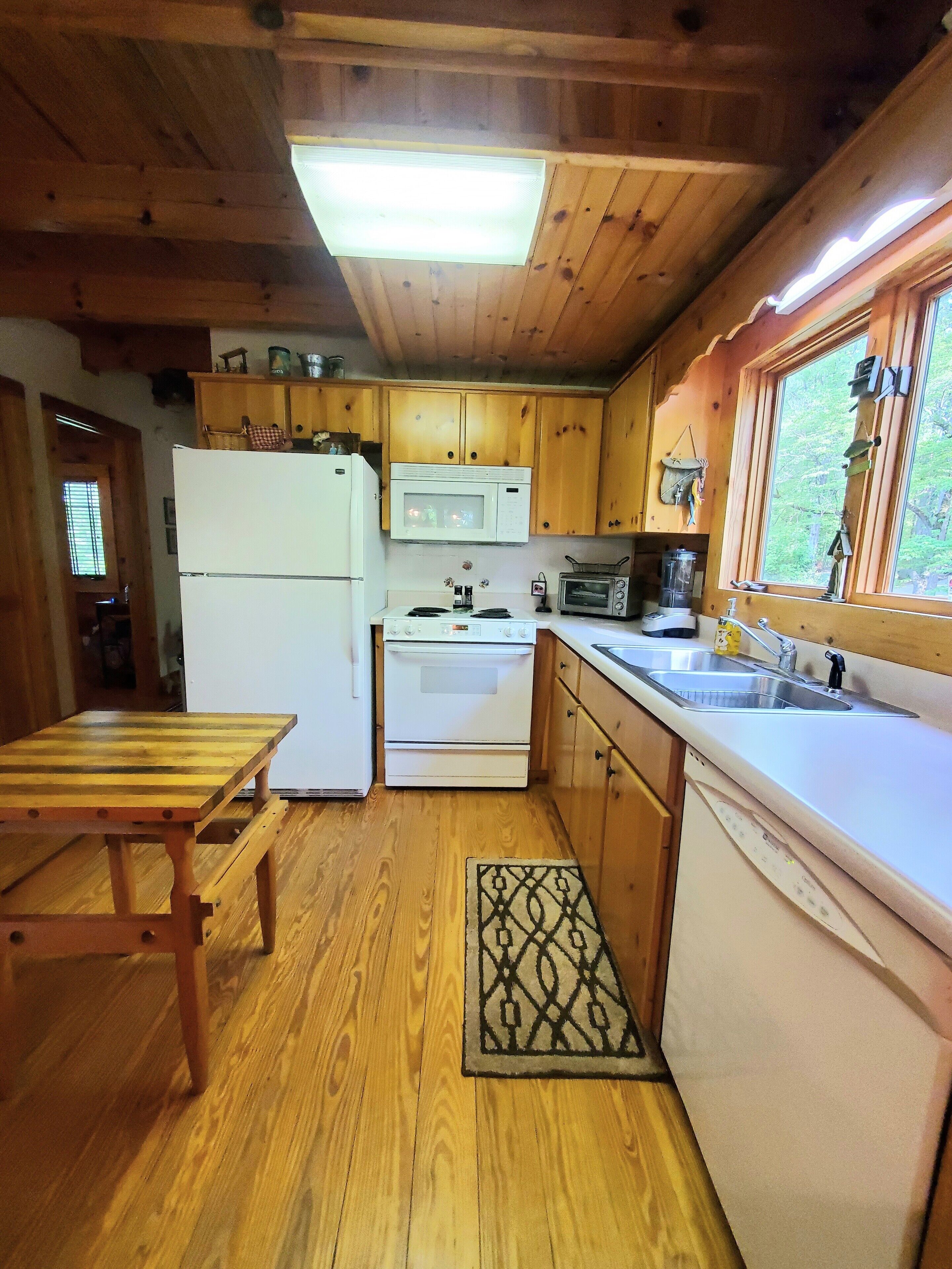 Lake Sinclair Log Cabin with Private Beach