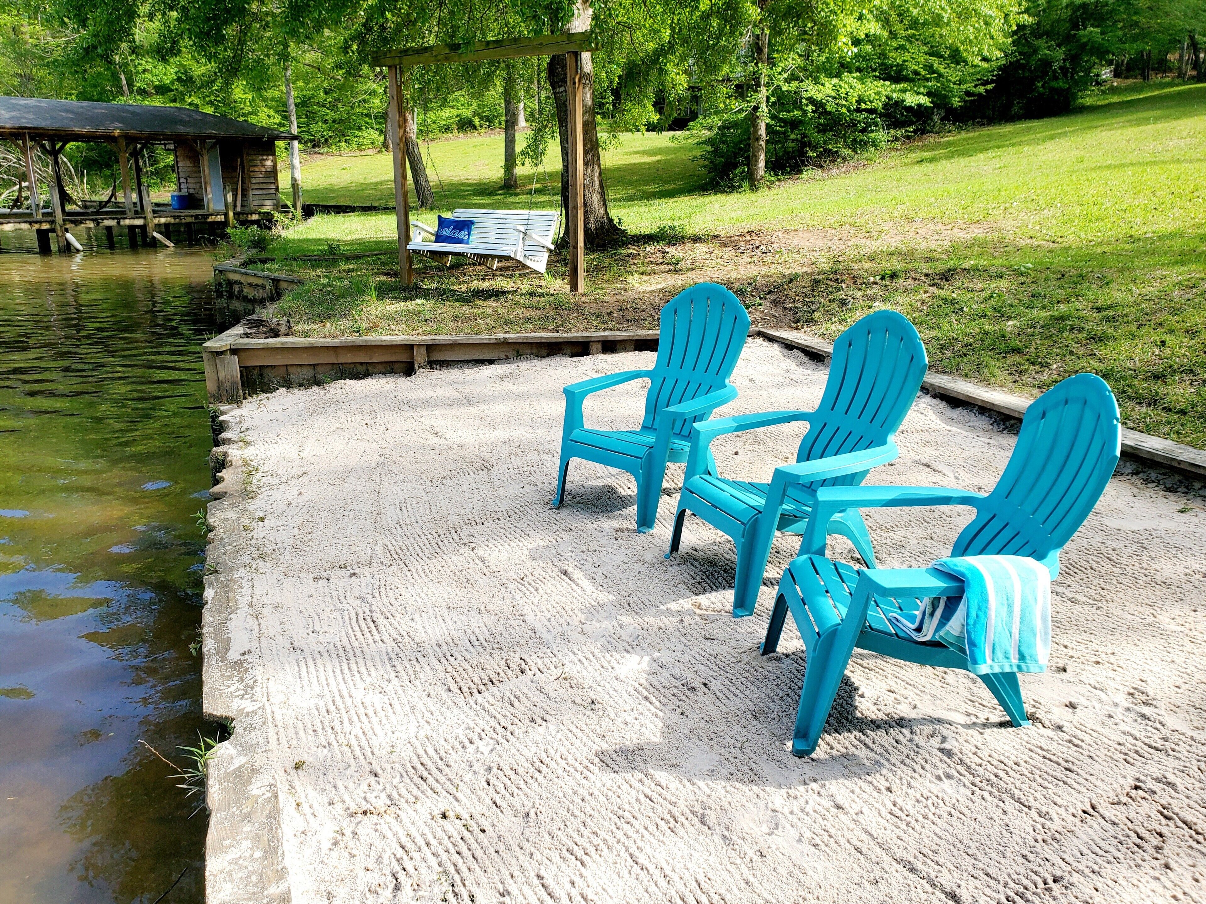 Lake Sinclair Log Cabin with Private Beach