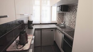 Kaffetrakter/tekoker, kjøleskap, mikrobølgeovn og ovn
