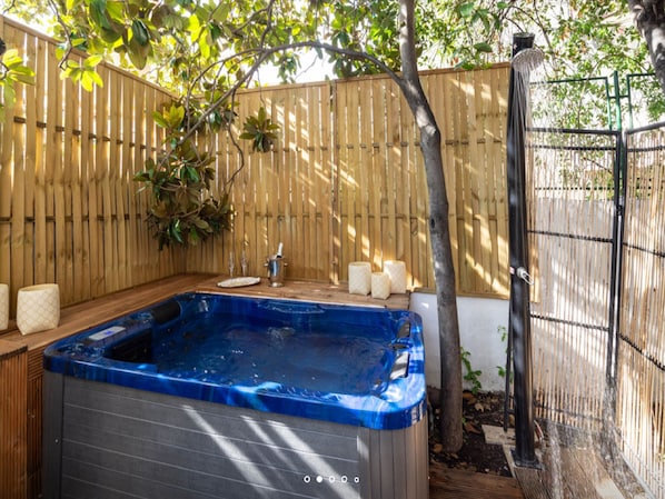 Outdoor spa tub - Luxury Suite Jasmin-Two Bedroom Suite with Hot Tub (Split)