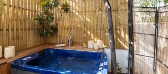 Luxury Suite Jasmin-Two Bedroom Suite with Hot Tub