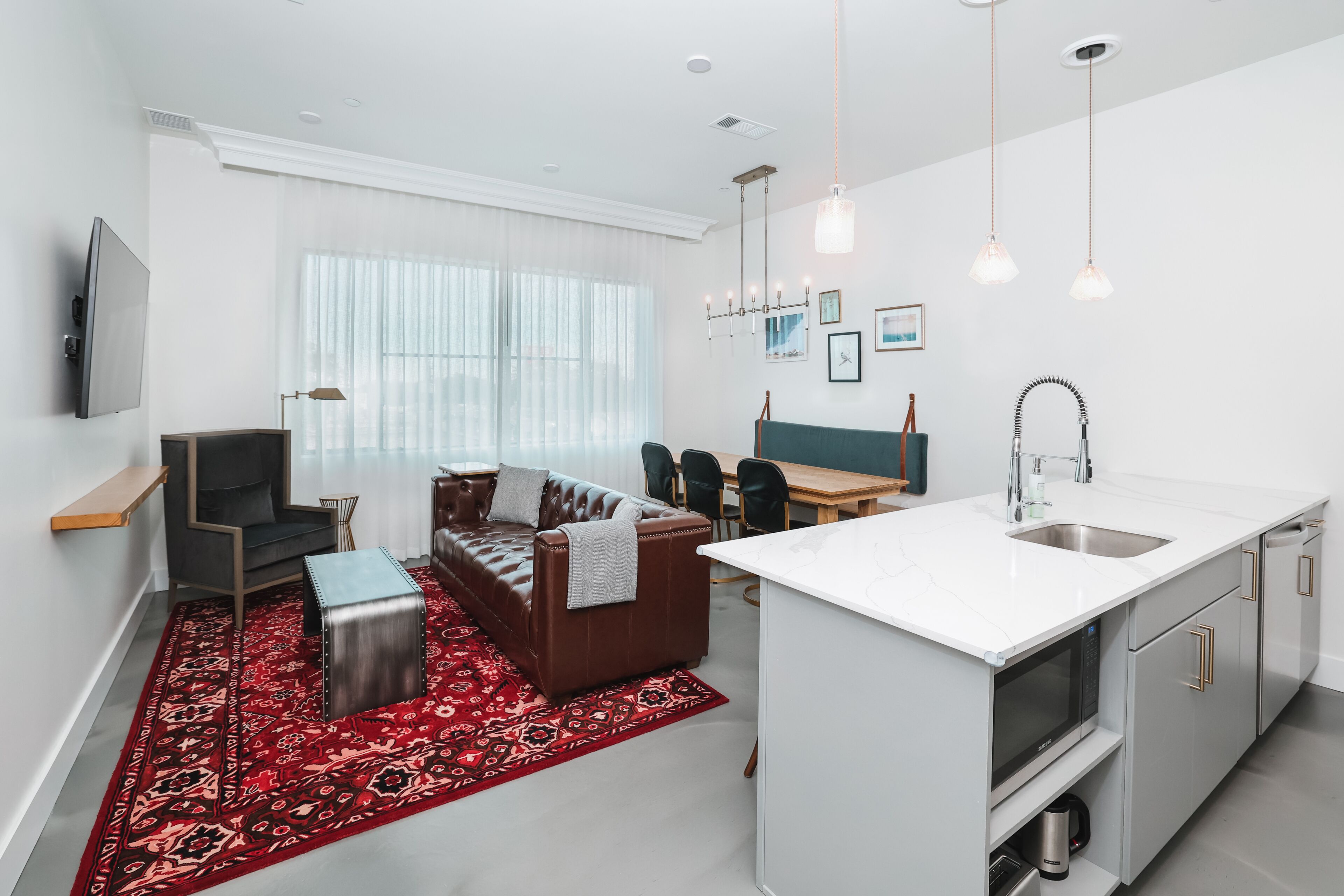 Gorgeous Designed Three Bedroom Two Bath Sleeps 8 + Pool, Gym, Lovely Coffee Bar