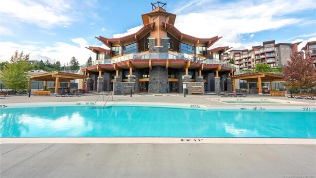 Un edificio moderno con piscina delantera.