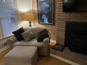 TV, fireplace - Suburb in the City (Atlanta)