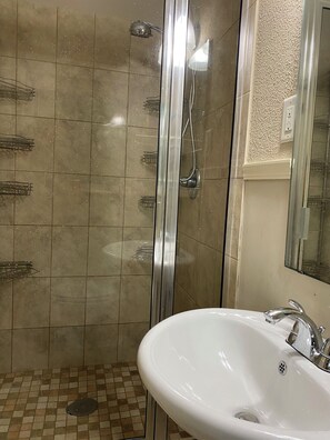 وحدات دش مع أحواض استحمام، مناشف، صابون، ورق حمّام