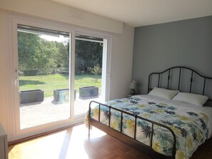5 bedrooms, desk, iron/ironing board, travel cot