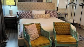 2 soverom, skrivebord, strykejern/-brett og reiseseng for barn