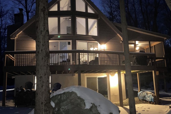 Beautiful Chalet windows, deck, and screened in porch overlooking serene woods