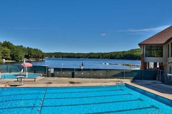 Een buitenzwembad, een verwarmd zwembad