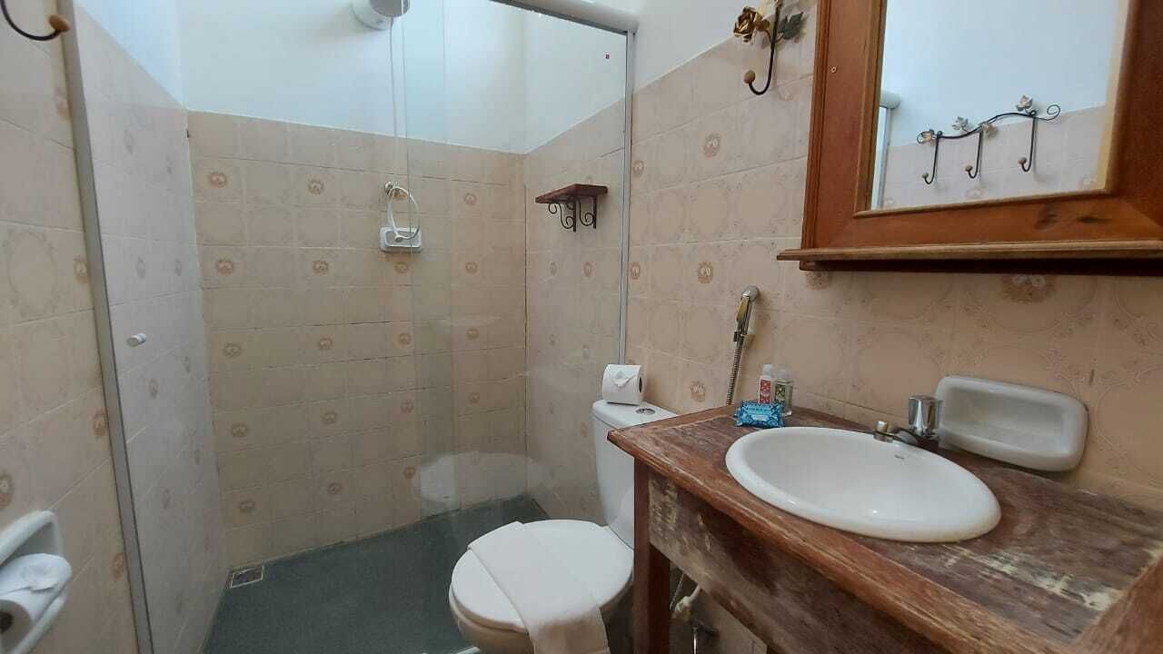 Ein Badezimmer mit Dusche, Toilette und Waschbecken.