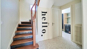 En trappa som leder upp till ett rum med en dörr där det står "hej" på.