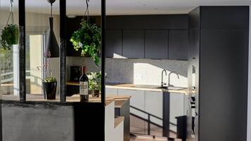 Réfrigérateur, micro-ondes, four, plaque de cuisson