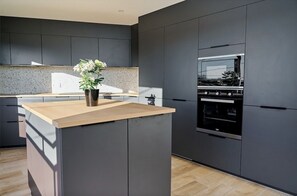 Fridge, microwave, oven, stovetop - Entire house in Lorient near beaches and town center (Lorient)
