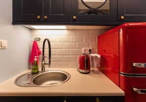 Kühlschrank, Ofen, Herdplatte, Wasserkocher