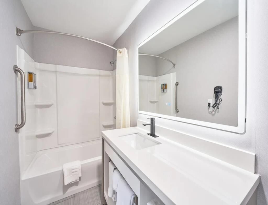 Bañera, secador de pelo, toallas, jabón