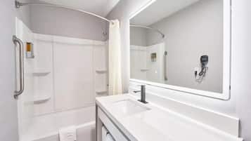 Bañera, secador de pelo, toallas, jabón