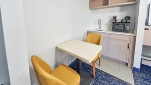 Dining - Standard King Room Non-Smoking (Bourne)