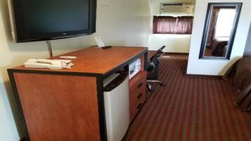 1 Schlafzimmer, Zimmersafe, Schreibtisch, Bügeleisen/Bügelbrett