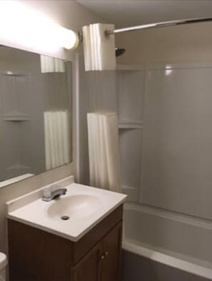 Bathtub, hair dryer, towels, soap - Standard King Room Non-Smoking (Bourne)