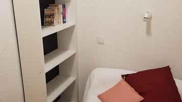 2 slaapkamers, reisbedje, beddengoed