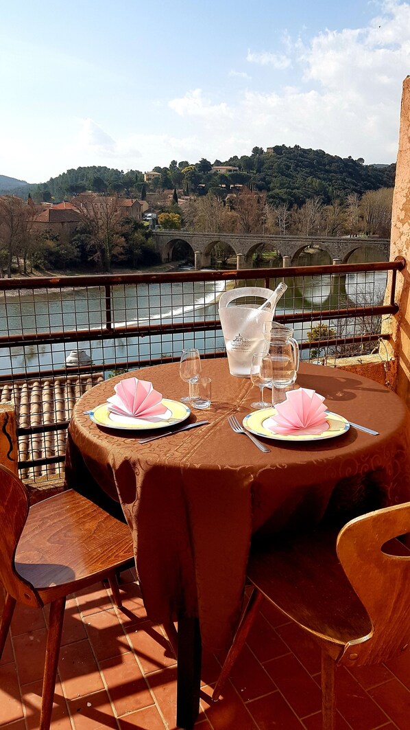 Outdoor dining - Lovely apartment, superb view, south-facing terrace (Roquebrun)