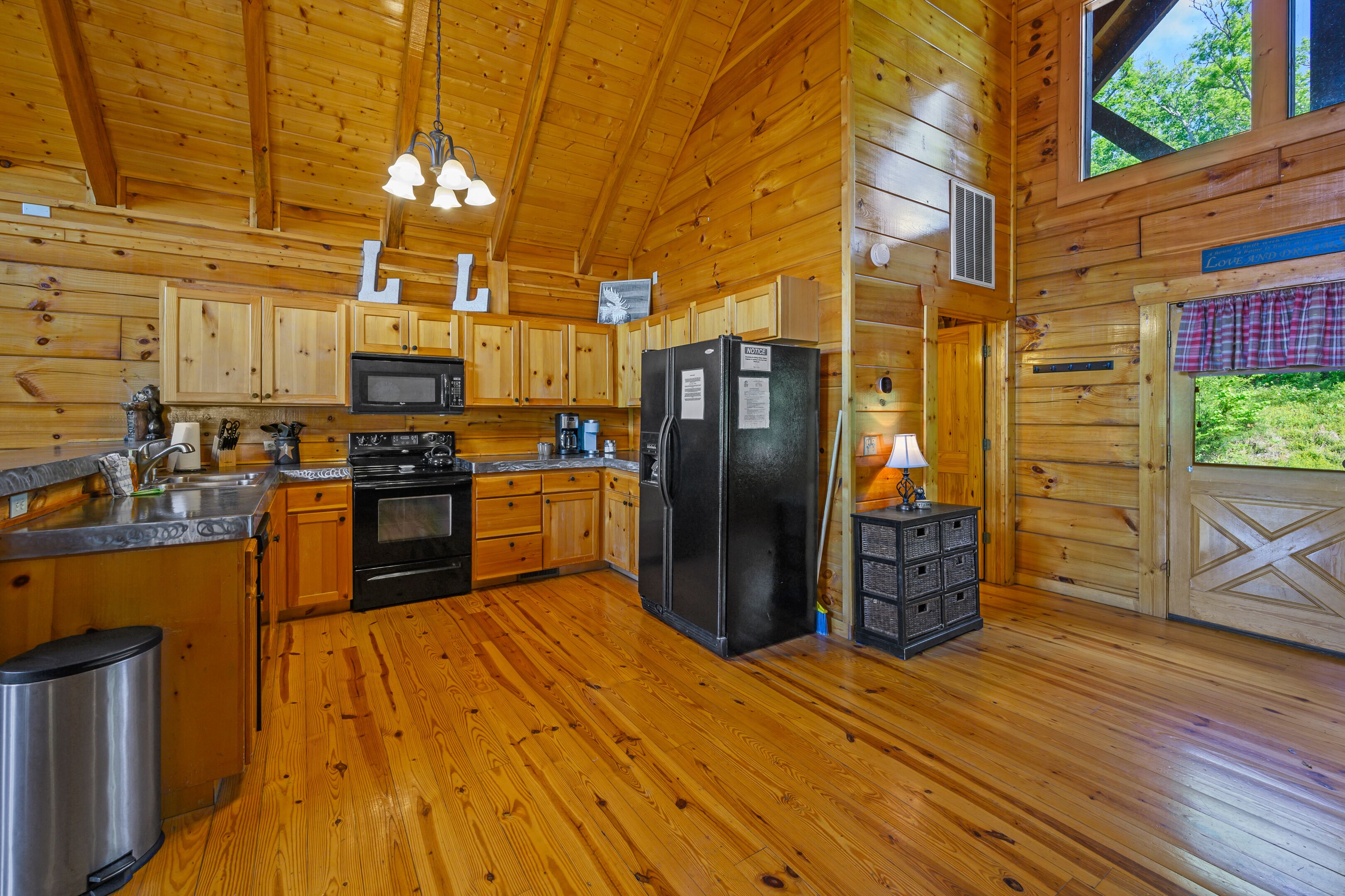 Spacious Family Cabin in a Resort Setting! 2 Decks~3 Beds~Pool Table