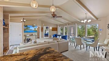 TV connectée, cheminée, table de tennis de table, livres