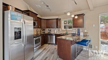 Jääkaappi, mikroaaltouuni, uuni, liesi