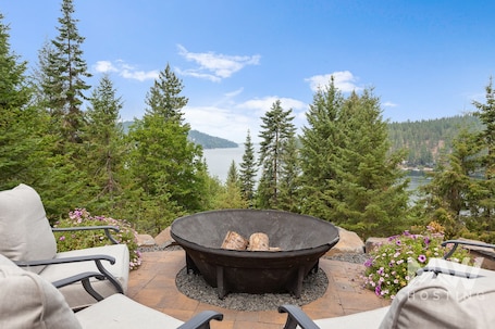 Property grounds. Luxurious Echo Bay Retreat—Hot Tub, Fire Pit, Ping Pong, Chess, Bikes & Stunning Views Await!