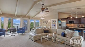 TV connectée, cheminée, table de tennis de table, livres