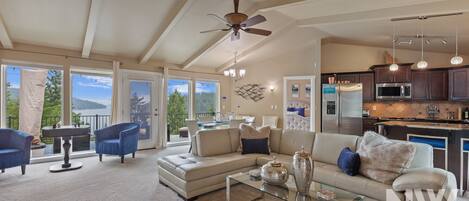 Smart-TV, Kamin, Tischtennisplatte, Bücher