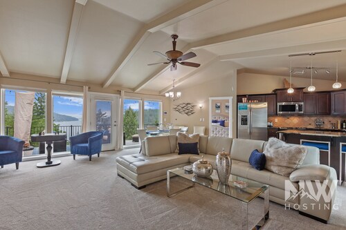 Luxurious Echo Bay Retreat—Hot Tub, Fire Pit, Ping Pong, Chess, Bikes & Stunning Views Await!