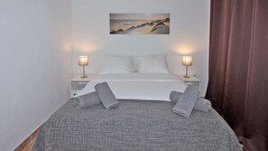 1 dormitorio, tabla de planchar con plancha, cuna de viaje y wifi gratis