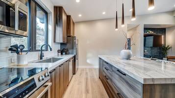 Refrigerador, microondas, horno, placa de cocina
