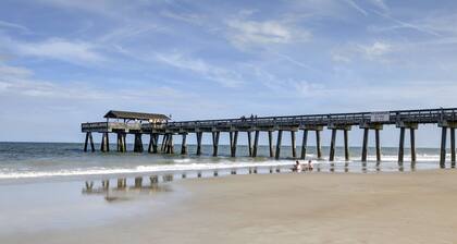 Heated Pool Access, walk to beach and the park