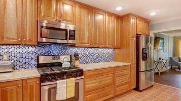 Kjøleskap, mikrobølgeovn, ovn og kokeplater